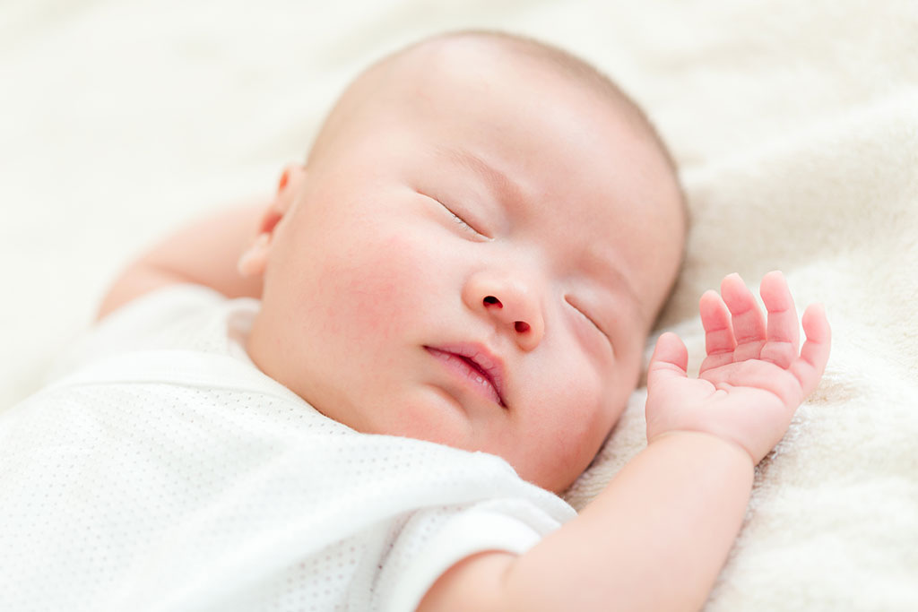 Trẻ sơ sinh quấy khóc đêm là điều rất phổ biến và đôi khi làm cho bậc phụ huynh cảm thấy lo lắng. Hãy xem hình ảnh để hiểu thêm về nguyên nhân và cách giải quyết với tình trạng trẻ sơ sinh khóc đêm nhé!