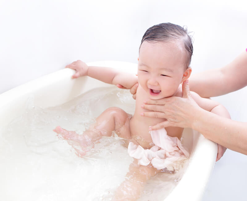 Tắm đúng cách cho trẻ sơ sinh là điều vô cùng quan trọng, và những hình ảnh chúng tôi cung cấp sẽ giúp bạn hiểu rõ thêm và áp dụng dễ dàng vào thực tế. Click ngay!