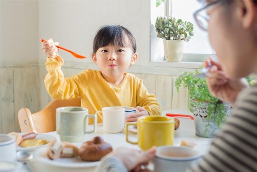 Thực đơn của tháp dinh dưỡng cho trẻ 1-2 tuổi nên bao gồm những loại thực phẩm nào?
