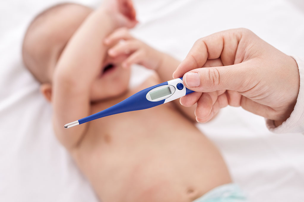 Có những biểu hiện nào khác ngoài sốt khi trẻ sơ sinh bị bệnh?
