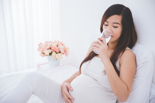 Tôi đang mang thai và bị tiêu chảy từ lâu, cần phải ăn uống như thế nào để không ảnh hưởng đến sức khỏe của bé?
