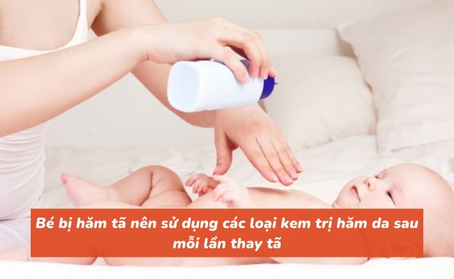 Bé bị hăm tã nên sử dụng các loại kem trị hăm da sau mỗi lần thay t&atild