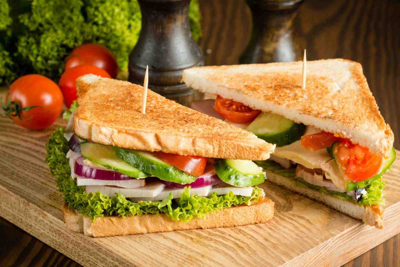 Ăn bánh mì sandwich với rau củ giảm calo