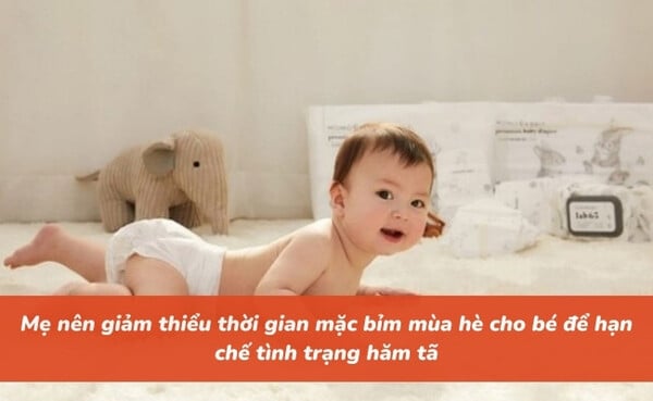 Mẹ bỉm nên giảm thiểu thời gian mặc bỉm mùa hè cho bé để hạn chế tình trạng hăm tã