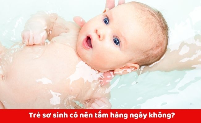 Có nên tắm cho trẻ sơ sinh hằng ngày không