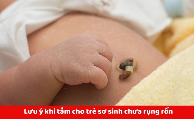 lưu ý khi tắm cho trẻ sơ sinh chưa rụng rốn