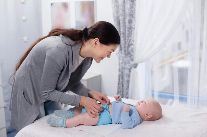 Dùng miếng lót sơ sinh cho trẻ từ 0 - 3 tháng tuổi