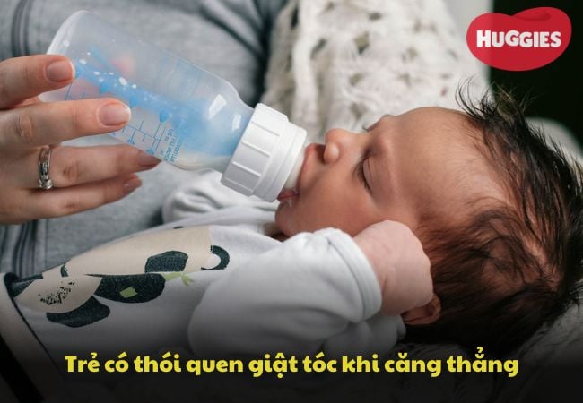 Tóc rụng vành khăn do trẻ có thói quen giật tóc khi căng thẳng