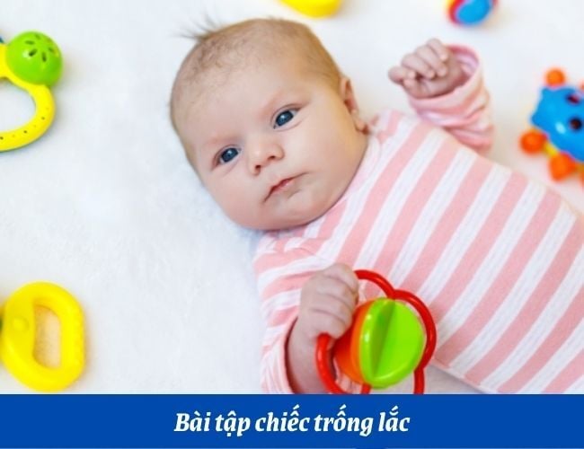 Dùng trống lắc để tập ngồi cho bé