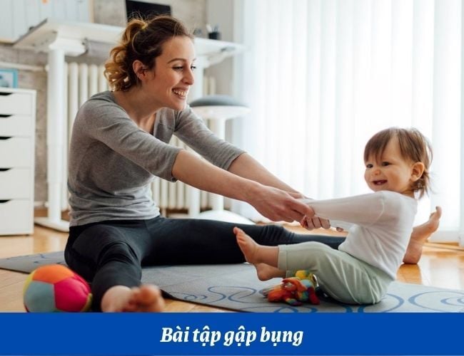 Tập cho bé gập bụng sẽ giúp bé làm quen với việc tự ngồi dậy