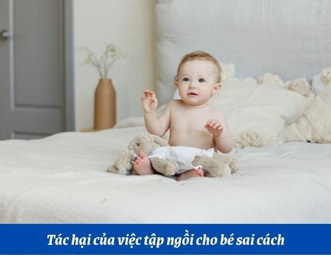 Cho bé tự chơi cũng là cách tập ngồi cho bé hiệu quả