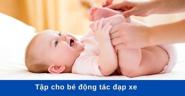 Cho bé nằm ngửa và thực hiện động tác như đạp xe để giảm tình trạng xì hơi nhiều 