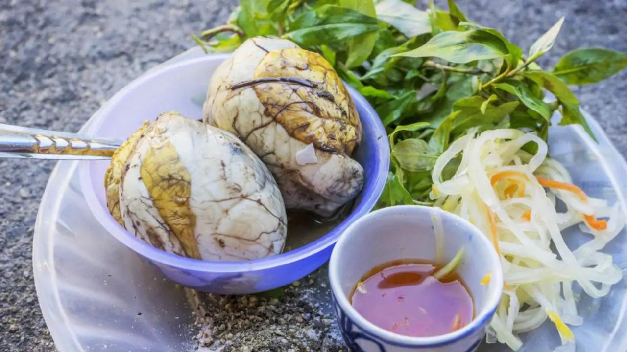 Một trứng vịt lộn bao nhiêu calo